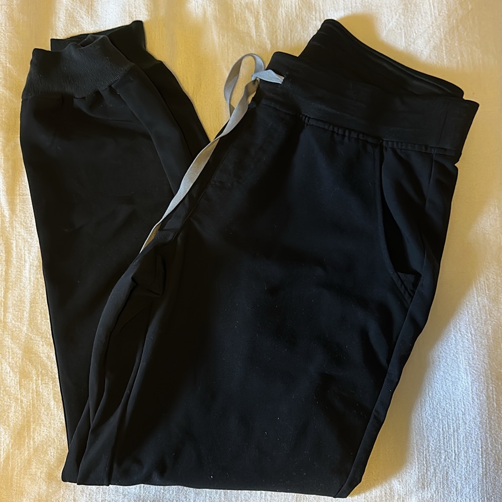 FIGS Zamora Jogger scrub pants in black, size M.